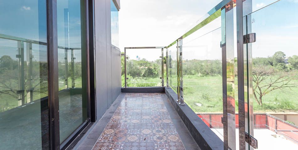 Barandillas de aluminio: seguridad y diseño en la fachada