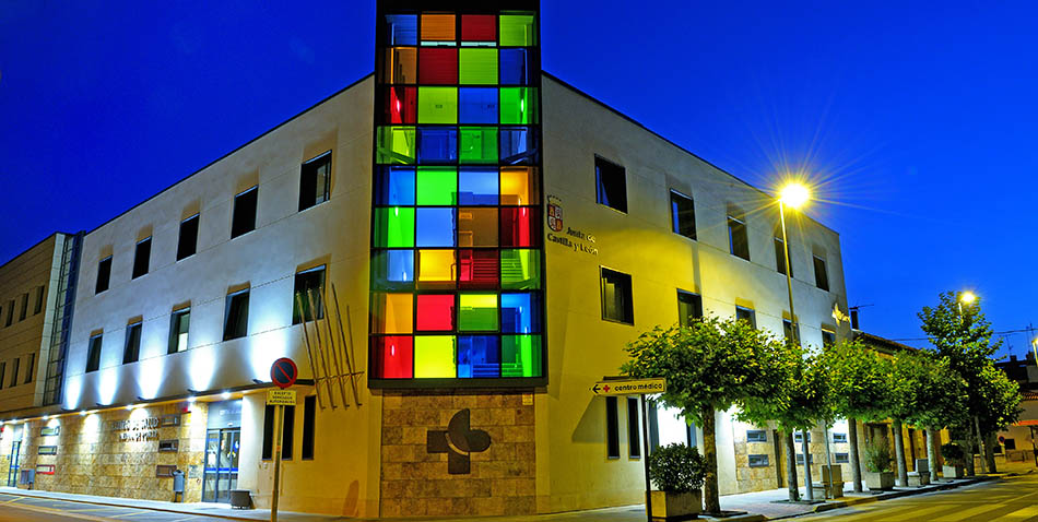 Las ventanas de aluminio confieren espectacularidad a la arquitectura