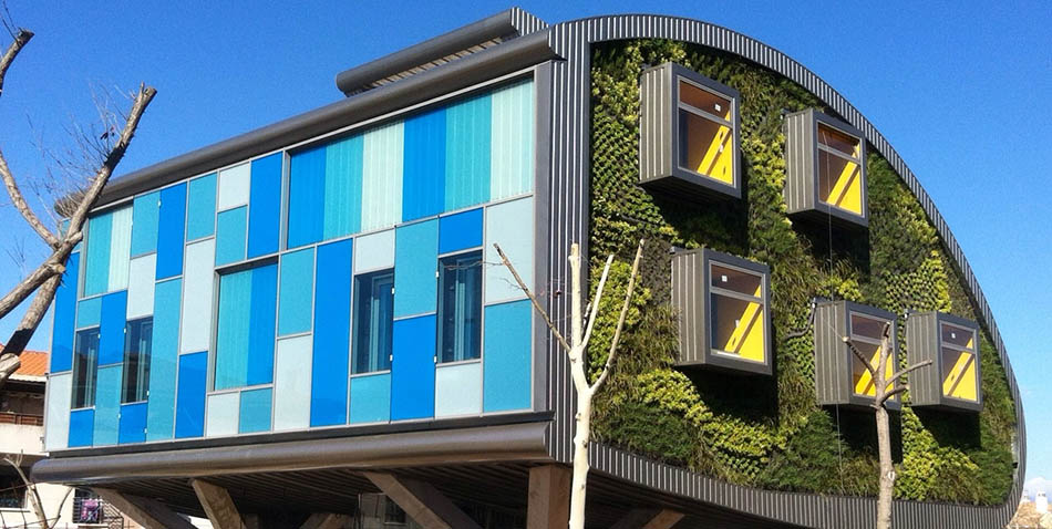 Protección solar en la construcción de puertas y ventanas