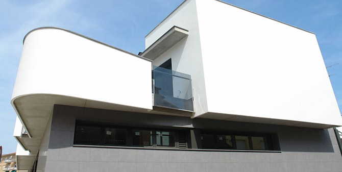 vivienda con ventanas y puertas de aluminio
